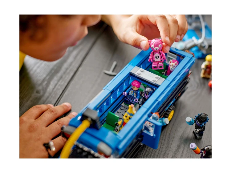 lego-fortnite-77073-bus-bojowy-Mr Puggy Kraków.webp