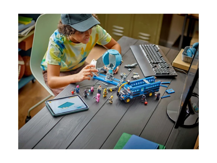 lego-fortnite-77073-bus-bojowy-Puggy Kraków.webp